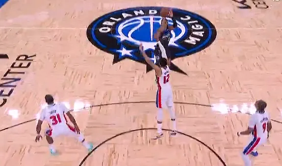 kaiyun-班凯罗弧顶三分出手颠进，魔术领先8分比赛剩余38秒